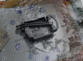 Kalmár Pál: Falióra. Anyagában színezett üvegblokkokból épített iparművész falióra, jelzéssel, ingáv...