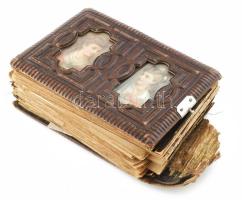 cca 1860-1870 Több mint 80 vizitkártyából álló fotó gyűjtemény régi, sérült albumban. Azonosítatlan, részben nevesített személyek, sokféle magyar műteremből. Szétesett bőr albumban, litho címképekkel