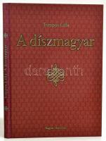 Tompos Lilla: A díszmagyar. A magyar díszöltözet története. Bp., 2005, Magyar Mercurius. Gazdag képanyaggal illusztrálva. Kiadói kartonált papírkötés.