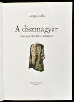 Tompos Lilla: A díszmagyar. A magyar díszöltözet története. Bp., 2005, Magyar Mercurius. Gazdag képa...