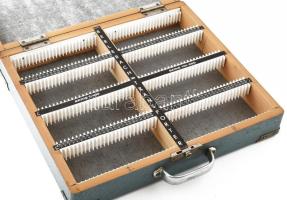 Régebbi, jó minőségű diatartó táska, fa-műanyag, fém vasalatokkal és fogóval, 200 számozott férőhell...