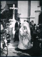 cca 1930-1940 Szendrő István (1908-2000): Mezőkövesd, esküvő palóc népviseletben, pecséttel jelzett fotó, 17×23 cm