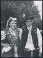 cca 1930-1940 Szendrő István (1908-2000): Fiatal pár hollókői népviseletben, pecséttel jelzett fotó, törésnyommal, 17×23 cm