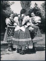 cca 1930-1940 Szendrő István (1908-2000): Lányok hosszúhetényi (Baranya megye) népviseletben, pecséttel jelzett fotó, 17×23 cm