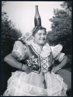 cca 1930-1940 Szendrő István (1908-2000): Fiatal lány a fején üveggel, koppányszántói népviseletben, pecséttel jelzett fotó, 17×23 cm