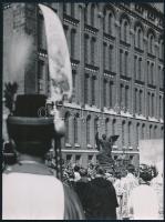 cca 1930-1940 Szendrő István (1908-2000): Budapest, Szent jobb körmenet az előtérben alabárdos koronaőrrel, pecséttel jelzett fotó, 17×23 cm