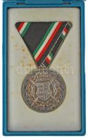 ~1990. "Posztumusz 1956-os Emlékérem / A hazáért és a szabadságért" ezüstözött bronz kitüntetés, mellszalaggal, hátoldalán "D.L. Vésnök Kft." gyártói jelzéssel, műanyag dísztokban, adományozói okirattal T:AU NMK 750.