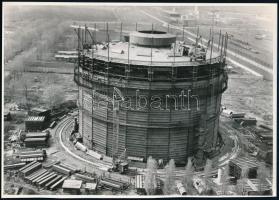 cca 1970 Dunaújvárosban gáztárolót építenek, 1 db vintage fotó, jelzés nélkül, ezüst zselatinos fotópapíron, 17,5×24,5 cm