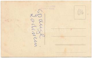 Apatin, strandoló hölgy a Dunaparton korabeli fürdőruhában, háttérben úszó hajómalom csoport / Danub...