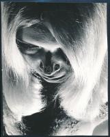 cca 1976 Friedrich Rauch (München) német fotóművész vintage fotóművészeti alkotása (Portré alulról világítva), ezüst zselatinos fotópapíron, pecséttel jelzett, 25x20 cm