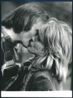 1974 Benkő Imre budapesti fotóriporter és fotóművész vintage fotóművészeti alkotása (Találkozás), ezüst zselatinos fotópapíron, 24x18 cm