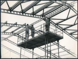 cca 1971 Sinka Antal fotóriporter és fotóművész hagyatékából 2 db vintage fotó, ezüst zselatinos fotópapíron, jelzés nélkül (Csarnok építés és tartály szigetelés), 18x24 cm