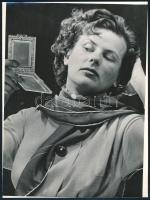 1952 Beliczay Pál budapesti fotóművész jelzés nélküli vintage fotóművészeti alkotása (Tükröm, tükröm ...), ezüst zselatinos fotópapíron, 24x18 cm