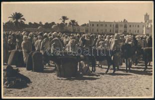 cca 1910 Touggourt-i vásár (Algéria, a Szahara észak-keleti része), feliratozott vintage fotó, ezüst zselatinos fotópapíron, Kerny István (1879-1963) budapesti fotóművész hagyatékából, a csereképek gyűjteményéből, 11x17 cm