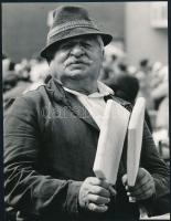 1974 Helmut Neumann német fotóművész pecséttel jelzett, vintage fotóművészeti alkotása (Vásárban), ezüst zselatinos fotópapíron, a kép a néhai Népművelési Intézet által, Szekszárdon megrendezett központi fotós alkotótelep (eredeti fotókat tartalmazó) albumából származik, 22,5x17,5 cm