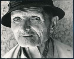 1974 Martincsek Gábor békéscsabai fotóművész feliratozott, vintage fotóművészeti alkotása (Portré), ezüst zselatinos fotópapíron, a kép a néhai Népművelési Intézet által, Szekszárdon megrendezett központi fotós alkotótelep (eredeti fotókat tartalmazó) albumából származik, 16x20 cm