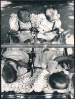 1975 Lipóczi József: A csepregi négyes ikrek című, feliratozott vintage fotó, ezüst zselatinos fotópapíron, 23,4x17,6 cm