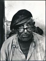 cca 1975 Vigh Tibor: Öreg tetőfedő című feliratozott vintage fotóművészeti alkotása, ezüst zselatinos fotópapíron, 24x18,2 cm