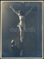 cca 1938 Dr. Amberg Ernő soproni fotóművész ,,Csendes könyörgés" című, feliratozott vintage fotóművészeti alkotása, ezüst zselatinos fotópapíron, 23,6x17,6 cm