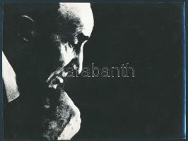 cca 1973 Vácz Ferenc: Gondolkodó című vintage fotóművészeti alkotása, feliratozva, ezüst zselatinos fotópapíron, a magyar fotográfia avantgarde korszakából, 23x17,2 cm