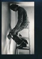 cca 1972 Kovács Pál: Szobafestő című vintage fotóművészeti alkotása, feliratozva, ezüst zselatinos fotópapíron, 23x14,2 cm