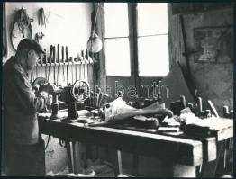 cca 1975 Farjaszewski Zoltán nevével jelzett vintage fotó, amely Kiss Horváth Sándor műesztergályos műhelyében készült Budapesten, feliratozott fénykép, ezüst zselatinos fotópapíron, 18x23,8 cm