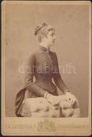 cca 1900 Hölgyportrék, 2 db keményhátú fotó Kemény és S. Letzter kassai műtermeiből, az egyik kopott...