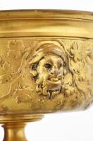 Ferdinand Barbedienne (1810 - 1892): Faunfejes kínáló. Tüziaranyozott bronz. Jelzett. d: 11 cm