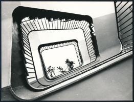 1987 Vincze János (1922-1999) kecskeméti fotóművész hagyatékából, jelzés nélküli vintage fotóművészeti alkotás (Lépcsőház), ezüst zselatinos fotópapíron, a kép hátoldalán szereplő évszám a szerző kézírása, 18,2x24 cm