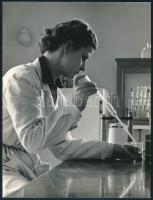 cca 1959 Vincze János (1922-1999) kecskeméti fotóművész hagyatékából, jelzés nélküli vintage fotóművészeti alkotás (Pipettázó laboráns), ezüst zselatinos fotópapíron, 24x18,2 cm