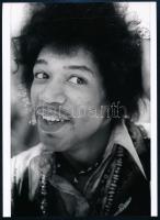 cca 1965 Jimi Hendrix (1942-1970) amerikai énekes, gitáros, zeneszerző portréja, a néhai Lapkiadó Vállalat központi fotólaborjának archívumából 1 db modern nagyítás, 21x15 cm