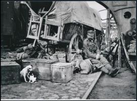 cca 1918 ,,Vége a háborúnak", Kertész Andor (később André Kertész) (1894-1985) magyar - francia - amerikai fotóművész felvétele modern nagyításban, 15x21 cm