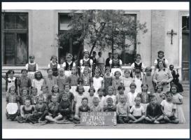 1937 Tass (Bács-Kiskun megye), az elemi iskola III. osztályának csoportképe, Lőcsei Árpád (?-?) kecskeméti vándorfényképész hagyatékából, eredeti üveglemez negatívról készült 1 db modern nagyítás, 15x21 cm
