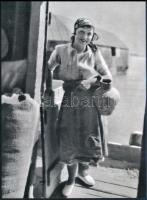 cca 1925 A vízimolnár leánya egy hajómalom fedélzetén, + hozzáadva még három hajómalom fényképét, összesen 4 db modern nagyítás, 21x15 cm és 10x15 cm