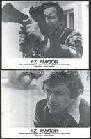 cca 1982 ,,Az amatőr" című lengyel film jelenetei és szereplői, 8 db produkciós filmfotó nyomdatechnikával sokszorosítva, egyoldalas nyomással, kartonlapra, a használatból eredő (esetleges) kisebb hibákkal, 18x24 cm