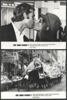 cca 1972 ,,Mi van doki" című amerikai filmvígjáték jelenetei és szereplői (főszereplő Barbara Streisand és Ryan O'Neil), 18 db vintage produkciós filmfotó ezüst zselatinos fotópapíron, a használatból eredő (esetleges) kisebb hibákkal, 18x24 cm