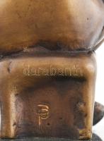 Pátzay Pál után: Haját kötő nő. Bronz szobor, márvány talapzaton, PP jelzéssel. Talpazatán apró kopá...