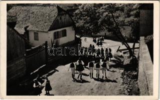 Lövéte, Lueta; utca népviseletbe öltözött falubeliekkel / street, villagers in folk costume