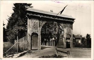 Kolozsvár, Cluj; M. kir. gazdasági akadémia udvarán levő székelykapu, erdélyi folklór / Poarta secuiasca / academy, Transylvanian wood carved gate