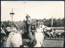 cca 1960-1970 Nürnberg, lovas huszárok bemutatója, fotó, a hátoldalon pecséttel jelzett (Foto Bischof &amp; Broel, Nürnberg), 17,5x12,5 cm