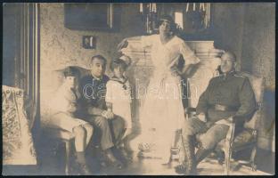 cca 1930 gróf Üchtritz Amédé felesége báró Bánhidy Stefánia írónő és családjuk a bőri kastély kandallós termében Fotó mérete 9x14 cm