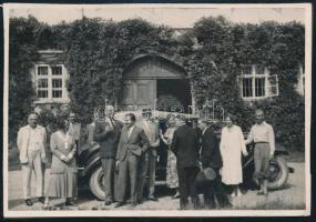 cca 1932 gróf Üchtritz Amédé felesége báró Bánhidy Stefánia írónő és családjuk a bőri kastély előtt ...