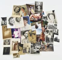Hölgyeket, lányokat ábrázoló, vegyes régi és modern fotók, össz. 30 db, vegyes méretben és állapotban