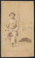 cca 1860-1870 Kalapos úr kutyájával, keményhátú fotó, vizitkártya, jelzés nélkül, kissé foltos, 10,5x6,5 cm