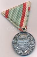1929. "Magyar Háborús Emlékérem kardokkal, sisakkal" ezüstözött, peremén jelzett bronz kit...