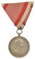 1914. Ferenc József II. osztályú Ezüst Vitézségi Érem peremen jelzett Ag kitüntetés eredeti mellszalaggal. Szign.: Tautenhayn T:XF / Hungary 1914. Silver Gallantry Medal, IInd Class Ag decoration with hallmark, with original ribbon. Sign.: Tautenhayn C:XF NMK 133.