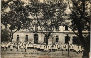 Temesvár, Timisoara; Józsefváros, Iskola Nővérek Intézete, udvar a lány tanulókkal / girl school&#039;s yard (EK)