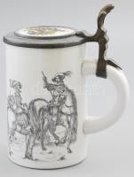 Schwarzenhammer háborús mintával díszített porcelán söröskorsó, porcelán betétes ón fedéllel. Jelzéssel, hibátlan, m: 17 cm