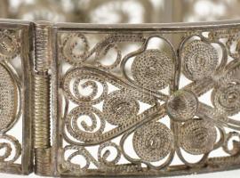 Ezüst(Ag) filigrán díszítésű karperec, jelzett, d: 5,5 cm, nettó: 29,1 g