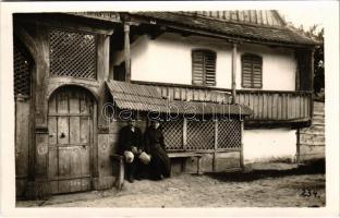 Bögöz, Mugeni; Székely kapu. Kováts István fényképész / Secuii wood carved gate. photo